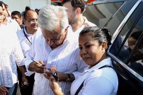 March 30, 2019 - EUM20190330NAC01.JPG.HUEJUTLA, Hgo., Presidency Presidencia-AMLO.- El presiente Andres Manuel Lopez Obrador, en su traslado al estado de San Luis Potosi, en donde encabezara un evento en el municipio de Aquismon, se detiene en una gasolinera, en donde la gente se acerca a tomarse fotografias y a pedirle firme munecos con su figura, el sabado 30 de marzo del 2019. Foto: Agencia EL UNIVERSAL German Espinosa MAR. Copyright: xGermanxEluniversalx