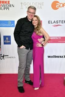 Frank Thelen mit Ehefrau Nathalie Thelen-Sattler bei der 54. Verleihung der Goldenen Kamera 2019 im Flughafen Tempelhof. Berlin, 30.03.2019