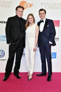 Nicholas Ofczarek, Julia Jentsch und Franz Hartwig bei der 54. Verleihung der Goldenen Kamera 2019 im Flughafen Tempelhof. Berlin, 30.03.2019