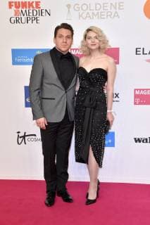 Hanno Koffler mit Begleitung bei der 54. Verleihung der Goldenen Kamera 2019 im Flughafen Tempelhof. Berlin, 30.03.2019