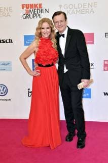 Katja Burkard mit Lebenspartner Hans Mahr bei der 54. Verleihung der Goldenen Kamera 2019 im Flughafen Tempelhof. Berlin, 30.03.2019