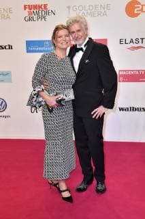 Frank Schätzing mit Ehfrau Sabina Valkieser-Schätzing bei der 54. Verleihung der Goldenen Kamera 2019 im Flughafen Tempelhof. Berlin, 30.03.2019