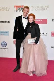 Enie van de Meiklokjes mit Ehemann Tobias Staerbo bei der 54. Verleihung der Goldenen Kamera 2019 im Flughafen Tempelhof. Berlin, 30.03.2019
