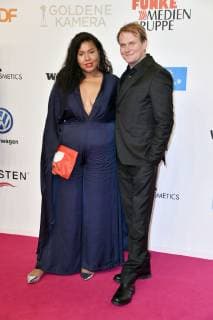 Devid Striesow mit Freundin Ines Ganzberger bei der 54. Verleihung der Goldenen Kamera 2019 im Flughafen Tempelhof. Berlin, 30.03.2019
