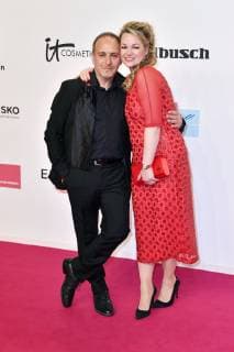 Erdogan Atalay mit Ehefrau Katja Ohneck bei der 54. Verleihung der Goldenen Kamera 2019 im Flughafen Tempelhof. Berlin, 30.03.2019