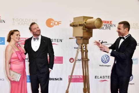 Sasha mit Ehefrau Julia Röntgen und Kai Pflaume bei der 54. Verleihung der Goldenen Kamera 2019 im Flughafen Tempelhof. Berlin, 30.03.2019