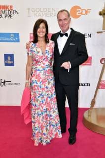 Stephan Lamby mit Ehefrau Laura Araoz bei der 54. Verleihung der Goldenen Kamera 2019 im Flughafen Tempelhof. Berlin, 30.03.2019