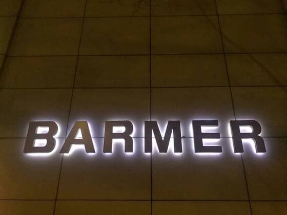 Beleuchtetes Logo der Barmer Krankenkasse an einer Wand 31.01.2019