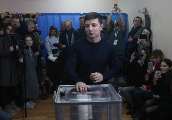 News Themen der Woche KW13 News Bilder des Tages (190331) -- KIEV, March 31, 2019 -- Actor Volodymyr Zelensky casts his ballot at a polling station in Ukraine, March 31, 2019. Voting for the presidential election in Ukraine kicked off on Sunday with a record number of 39 candidates competing for the presidency. Some 29,900 polling stations were arranged across the country. They opened at 8:00 a.m. local time (0500 GMT) and will close at 8:00 p.m. (1700 GMT). ) UKRAINE-PRESIDENTIAL ELECTION Sergey 