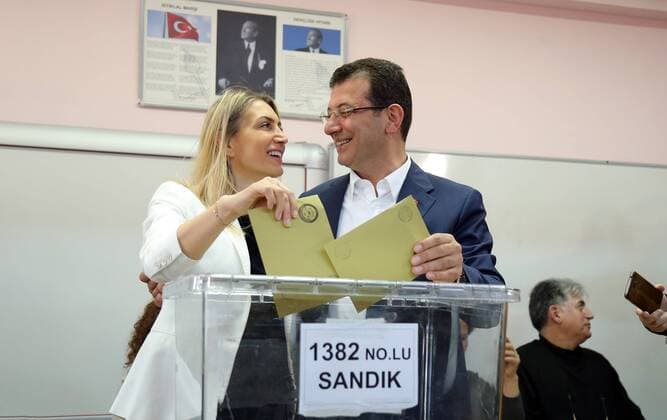 News Themen der Woche KW13 Ekrem Imamoglu, mayoral candidate for Istanbul of Republican People s Party CHP, and his wife Dilek ImamoÄülu cast their ballot at a polling station during the local elections in Istanbul, Sunday, March 31, 2019. Turkish citizens have begun casting votes in municipal elections for mayors, local assembly representatives and neighborhood or village administrators.  16318449