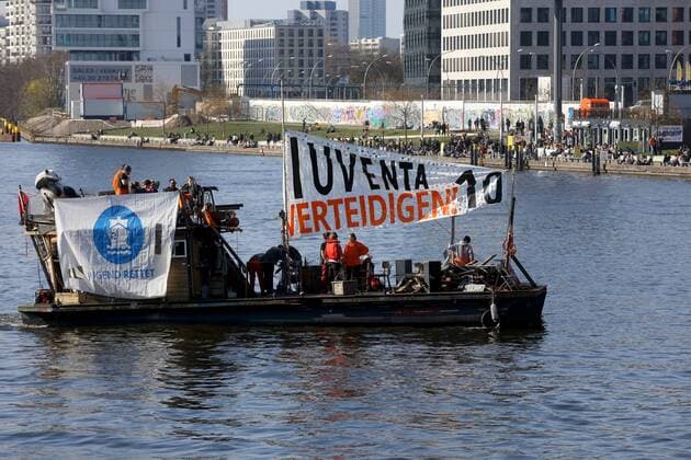 Seehofer wegbassen - Zehntausende protestieren gegen Rassismus - Für eine freie Geselllschaft - Berlin, Deutschland, DEU, GER, 30.03.2019 - Bässe gegen den Bundesminister des Innern, für Bau und Heimat Horst Seehofer. In Berlin protestieren ca. 6.000 Aktivisten gegen die Aushöhlung des Asylrechts, für humanere Asylpolitik, für sichere Häfen und solidarische Städte. Der Demonstrationszug formierte sich im Bereich der Oberbaumbrücke und zog über den Stadtteil Kreuzberg zum Roten Rathaus, hier fand die Abschlusskundgebung statt. - Floß auf der Spree mit folgenden Transparenten: JUGEND RETTET - IUVENTA VERTEIDIGEN 10 Seehofer wegbassen - Demo in Berlin