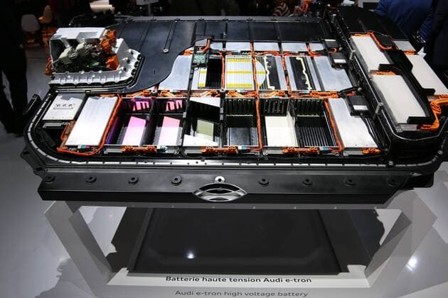 Akku (Schnittmodell) des Elektroauto Audi e-tron. Die Lithium-Ionen-Batterie besteht aus 36 Zell-Modulen in Schuhkarton-Größe, in denen sich jeweils 12 Pouch-Zellen (60 Ah Zellen Batteriezellen) befinden. 89. Internationaler Automobil Salon Genf (CH) 2019 (07. - 17.03.2019, Geneva International Motor Show, Autoausstellung, Auto, Messe, Palexpo Geneve, Schweiz), Pressetag 05.03.2019