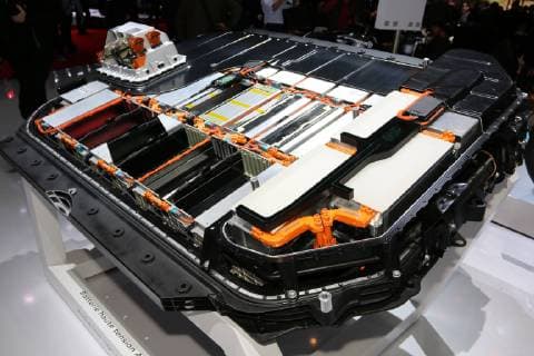 Akku (Schnittmodell) des Elektroauto Audi e-tron. Die Lithium-Ionen-Batterie besteht aus 36 Zell-Modulen in Schuhkarton-Größe, in denen sich jeweils 12 Pouch-Zellen (60 Ah Zellen Batteriezellen) befinden. 89. Internationaler Automobil Salon Genf (CH) 2019 (07. - 17.03.2019, Geneva International Motor Show, Autoausstellung, Auto, Messe, Palexpo Geneve, Schweiz), Pressetag 05.03.2019