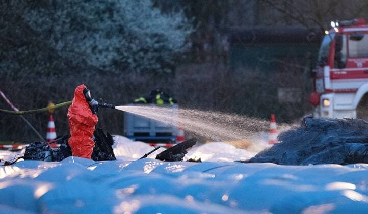 31.03.2019, xfux, News Lokales, Flugzeugabsturz in Erzhausen, emonline, deloka, dekrei, azlahe, delahe, v.l. Am Sonntagnachmittag kam es in einem Feld bei Erzhausen, kurz vor dem Flugplatz Egelsbach zum Absturz eines Kleinflugzeuges. Die sechssitzige Maschine fiel in ein Spargelfeld in Erzhausen bei Darmstadt. Der Flieger stuertze aus bislang ungeklaerten Gruenden ab und brannte nach dem Absturz komplett aus. Bei dem Flugzeugsturz sind drei Menschen verstorben. Erzhausen *** 31 03 2019 xfux News Local plane crash in Erzhausen emonline deloka dekrei azlahe delahe delahe v l On Sunday afternoon, a small plane crashed in a field near Erzhausen shortly before the Egelsbach airfield The six-seater plane fell into an asparagus field in Erzhausen near Darmstadt The plane crashed for unknown reasons and burned completely after the crash Three p