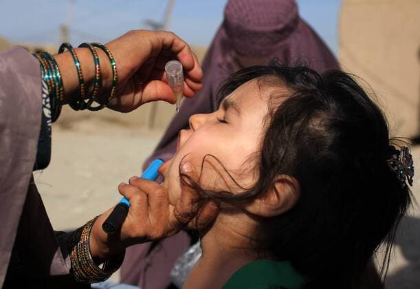 News Themen der Woche KW14 News Bilder des Tages (190401) -- KANDAHAR, April 1, 2019 -- A health worker gives polio vaccine to a child during a vaccination campaign in Kandahar, southern Afghanistan, April 1, 2019. A two-year-old child was reported to have been affected by poliovirus despite receiving anti-polio vaccination in Afghanistan s southern province of Uruzgan, a local official said Monday. The ongoing insurgency and conflicts have been hindering the efforts to stamp the infectious disease out in the mountainous country. ) AFGHANISTAN-KANDAHAR-POLIO CAMPAIGN SanaullahxSeaim 