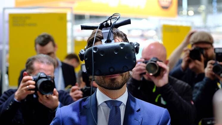 Entertainment Themen der Woche KW14 Entertainment Bilder des Tages 01.04.2019 xkhx Hannover, Messegelände Eröffnungsrundgang auf der Hannover Messe 2019 Carl Philip Edmund Bertil, Prinz von Schweden, Herzog von Värmland hier mit einer Virtual Reality Brillen *** 01 04 2019 xkhx Hannover Fairgrounds Opening Tour of the Hannover Fair 2019 Carl Philip Edmund Bertil Prince of Sweden Duke of Värmland here with Virtual Reality Glasses