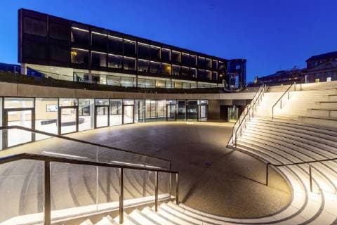 Bilder der Erde DEU, Deutschland, Stuttgart, 31.03.2019: - Bürger- und Medienzentrum des Landtags Baden-Württemberg mit Agora. Dahinter der Landtagspavillon, das Parlamentsgebäude. *** DEU Deutschland Stuttgart 31 03 2019 Citizen and media centre of the Landtag Baden Württemberg with Agora Behind the Landtagspavillon the parliament building