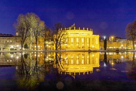 Architektur von Gottfried Böhm DEU, Deutschland, Stuttgart, 31.03.2019: - Das Opernhaus in Stuttgart spiegelt sich im Eckensee. *** DEU Deutschland Stuttgart 31 03 2019 The Opera House in Stuttgart is reflected in Eckensee