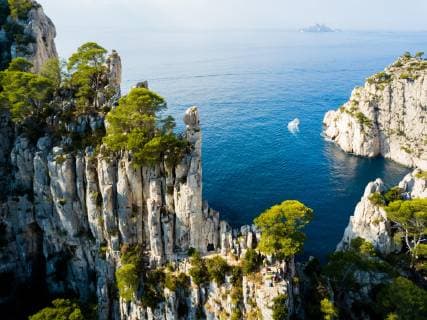 Kalksteinfelsen am Meer, Nationalpark Calanques de Cassis, Calanque d en Vau, Südfrankreich, Frankreich, Europa *** Calanques de Cassis National Park Calanque d en Vau Southern France France Europe Copyright: imageBROKER JeremyxGraham ibldbr04864151.jpg