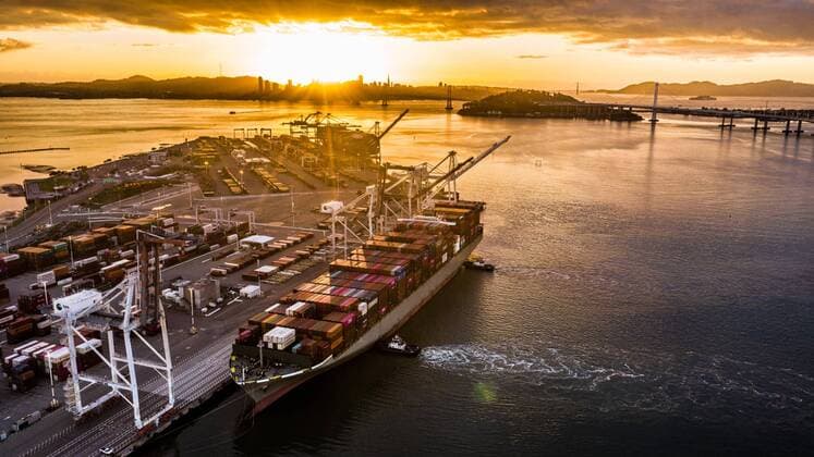 Frachtschiff bei Sonnenuntergang im Hafen von Oakland, Kalifornien Copyright: imageBROKER/JeremyxGraham ibldbr04862455.jpg
