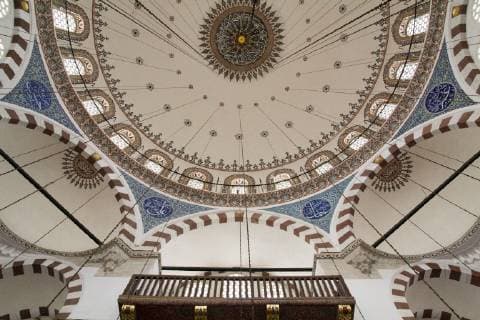 Asia,Turkey,Istanbul. Inside the Yeni Cami Mosque is located in Eminonu neighborhood of Istanbul, right next to the Spice Market and Galata Bridge at the entrance of the Golden Horn. Yeni means New in Turkish because it was a new mosque when it was built 1597-1663.  Copyright: xEmilyxM.xWilsonx AS37 EWI0148