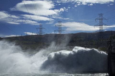 IMAGO Nature: Unsere Erde, Energiequellen, Wasserkraft Water spilling from Roxburgh Hydro Dam, Roxburgh, Central Otago, South Island, New Zealand  Copyright: xDavidxWallx AU02 DWA7644