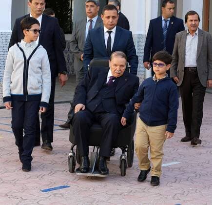 News Themen der Woche KW14 News Bilder des Tages April 2, 2019 - Algiers, Algeria - Algeria s President ABDELAZIZ BOUTEFLIKA is resigning after weeks of mass protests, state media report. Mr Bouteflika, had been in power for 20 years, and had already dropped plans to seek a fifth term as opposition to his rule increased. The Algerian army had called for the 82 yr old to be declared incapable of carrying out his duties. The ailing leader suffered a stroke in 2013 and has rarely appeared in public since. Algerian State TV reported that he had officially notified the Constitutional Council that he would end his term as president. Pictured: November 23, 2017 - Algiers, Algeria - Algerian President ABDELAZIZ BOUTEFLIKA in wheelchair after voting at a polling station in Algiers as Algeria goes to the polls for local elections. Algiers Algeria  - ZUMAn230 20171123_zaa_n230_904 Copyright: xBillalxBensalemx