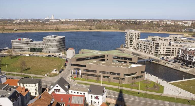 Die Centogene AG Rostock, AIDA Cruises German Branch of Costa Crociere S.p.A. und die neue Wohnbebauung auf der Holzhalbinsel an der Warnow in Rostock. Die Hanse- und Universitätsstadt Rostock ist die grösste Stadt im Bundesland Mecklenburg-Vorpommern und wächst stetig. ROSTOCK