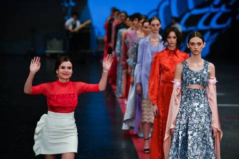 (190403) -- MEXICO CITY, April 3, 2019 (Xinhua) -- Designer Alexia Ulibarri (L) greets the audience after the Alexia Ulibarri Show during the Mercedes-Benz Fashion Week Mexico City in Mexico City, Mexico, April 2, 2019. (Xinhua Xin Yuewei) MEXICO-MEXICO CITY-FASHION WEEK 