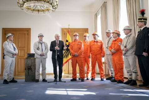 Bundespraesident Frank-Walter Steinmeier haelt eine Rede bei der Uebergabe des letzten in Deutschland gefoerderten Stuecks Steinkohle durch Mitglieder der Grubenwehren und Bergleute der RAG-Bergwerke im Schloss Bellevue in Berlin. 03.04.2019. Berlin Deutschland *** German President Frank Walter Steinmeier gives a speech at the handing over of the last piece of coal mined in Germany by members of the RAG Mine Weirs and miners at the Bellevue Castle in Berlin 03 04 2019 Berlin Germany Copyright: xFelixxZahn photothek.netx