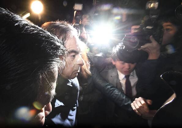 News Themen der Woche KW14 News Bilder des Tages Ex-Nissan Motor Chairman Carlos Ghosn Former Nissan Motor Co. Chairman Carlos Ghosn, facing financial misconduct charges and released on bail, leaves an office of his lawyers in Tokyo on April 3, 2019. 