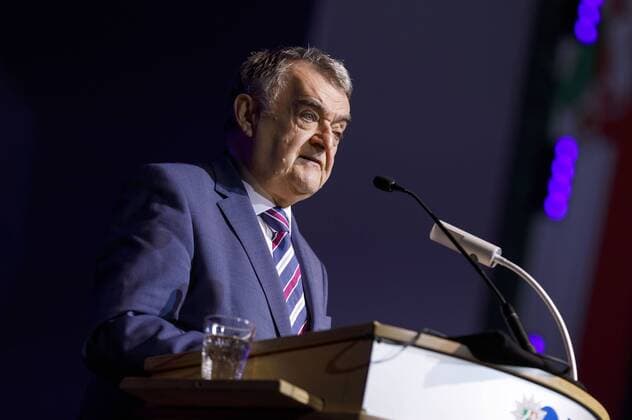 Herbert Reul Bei der Vereidigung von neuen Kommissaranwärterinnen und Kommissaranwärtern samt traditionellem Mützenwurf in der Lanxess-Arena. Köln, 03.04.2019 *** Herbert Reul During the swearing in of new commissioner candidates including traditional cap throwing in the Lanxess Arena Cologne 03 04 2019 Foto:xC.xHardtx xFuturexImage