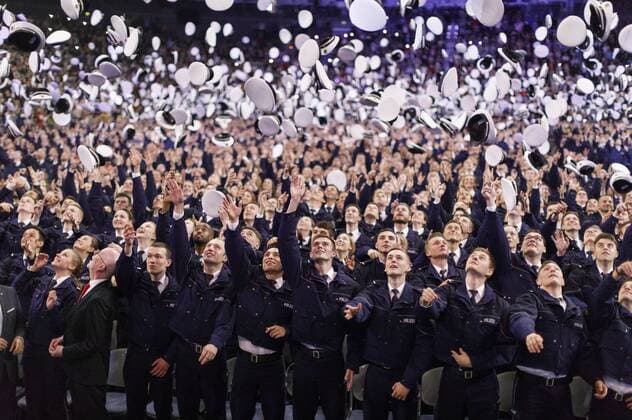 News Themen der Woche KW14 News Bilder des Tages Vereidigung von neuen Kommissaranwärterinnen und Kommissaranwärtern samt traditionellem Mützenwurf in der Lanxess-Arena. Köln, 03.04.2019 *** Sworn in by new commissioner candidates including traditional cap throwing in the Lanxess Arena Cologne 03 04 2019 Foto:xC.xHardtx xFuturexImage