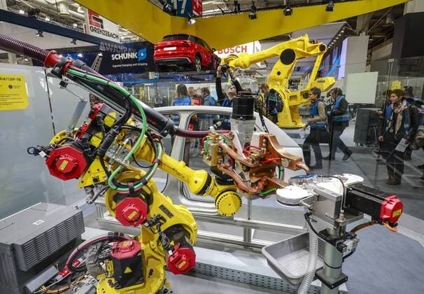 31.03.2019, Hannover, Niedersachsen, Deutschland - Hannover Messe, Industrieroboter auf dem Fanuc Messestand schweissen und transportieren Autos, hier auf der Presse Highlight Tour am Tag vor der Messeeroeffnung. Hannover Niedersachsen Deutschland