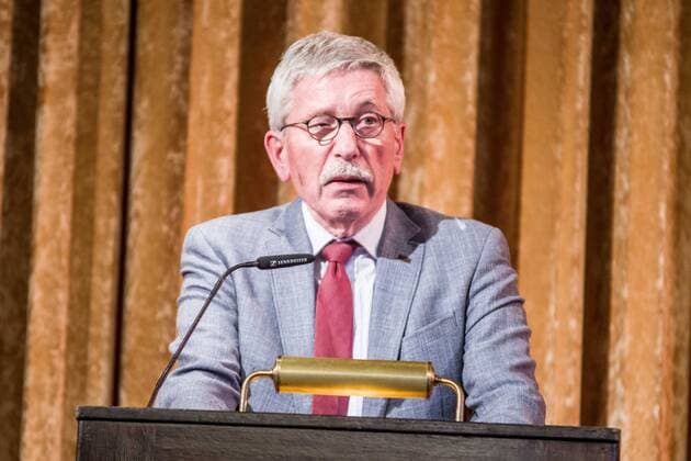 News Themen der Woche KW14 News Bilder des Tages April 3, 2019 - Munich, Bavaria, Germany - Controversial politician and book author THILO SARRAZIN held a speaking engagement in the Munich Kuenstlerhaus to approximately 100 fans, largely from right-extremist, islamophobic, far-right, and neo nazi circles, with some under Verfassungsschutz monitoring, such as Michael Stuerzenberger. Sarrazin held a discussion in support of his book die Fremde Uebernahme ( Hostile Takeover ). An accredited journalist was also held by security and insulted as from Antifa , which then resulted in hostilities directed by others towards him. Furthermore, plain clothes police from Berlin who didn t identify themselves as such refused to take a criminal complaint for insults from the Journalist against the member of BOS Security. Munich Germany - ZUMAb160 20190403_zbp_b160_055 Copyright: xSachellexBabbarx