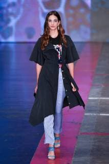 (190404) -- MEXICO CITY, April 4, 2019 (Xinhua) -- A model presents a creation at the Armando Takeda Show during the Mercedes-Benz Fashion Week in Mexico City, Mexico, April 3, 2019. (Xinhua Xin Yuewei) MEXICO-MEXICO CITY-FASHION WEEK 