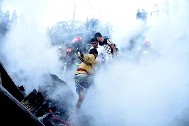 News Themen der Woche KW14 News Bilder des Tages (190404) -- DHAKA, April 4, 2019 -- Smoke billows after a fire broke out at a kitchen market in Dhaka, Bangladesh, April 4, 2019. An early morning fire gutted dozens of shops in a kitchen market in Bangladesh capital Dhaka on Thursday, Kazi Nazmuzzaman, deputy assistant director of Fire Service and Civil Defense, told Xinhua. ) BANGLADESH-DHAKA-KITCHEN MARKET-FIRE Stringer 