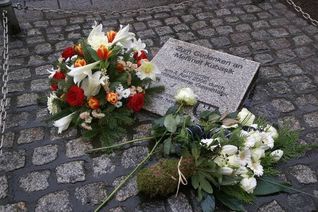 04.04. 2019 Dortmund Am 4. April 2006 wurde der Dortmunder Bürger Mehmet Kubasik von rechtsextremen Gewalttätern in seinem Kiosk an der Mallinckrodtstraße heimtückisch ermordet. Sein Tod jährt sich in dieser Woche zum dreizehnten Mal. Gedenkstein vor dem ehemaligen Kiosk. *** 04 04 2019 Dortmund On 4 April 2006 the Dortmund citizen Mehmet Kubasik was insidiously murdered by right-wing extremists in his kiosk on Mallinckrodtstraße His death this week marks the thirteenth anniversary of his death Memorial Stone in front of the former kiosk