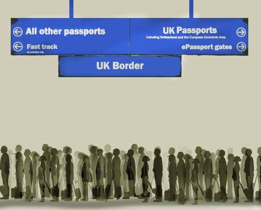 Lange Schlange bei der Passkontrolle an der britischen Grenze  Copyright: xGaryxWatersx 11591790