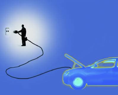 Geschäftsmann beim Anschließen eines Elektroautos  Copyright: xGaryxWatersx 11591814