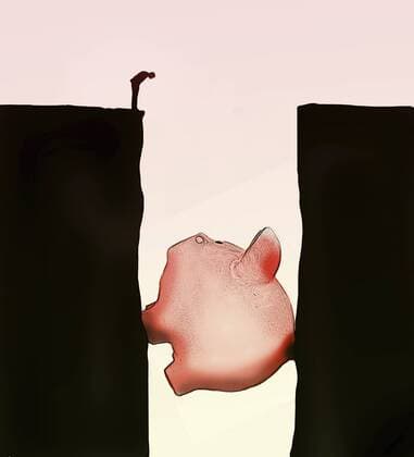 Mann schaut auf ein Sparschwein in einer Schlucht  Copyright: xGaryxWatersx 11591819