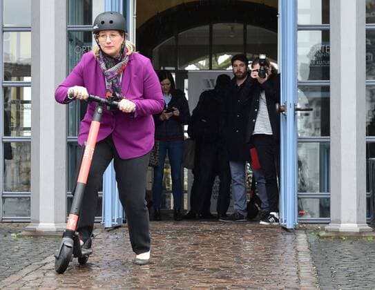 News Themen der Woche KW14 News Bilder des Tages Saarlands Verkehrsministerin Anke Rehlinger leitet am Donnerstag (4.4.2019) die Verkehrsministerkonferenz in Saarbrücken. Nach der Ankunft der Minister mit einem Bus, stand für Rehlinger eine Testfahrt mit einem E-Roller im und vor dem Schloss auf dem Programm. *** Saarland Transport Minister Anke Rehlinger will chair the Transport Ministers Conference in Saarbrücken on Thursday 4 4 2019 After the arrival of the ministers by bus, Rehlinger was on the programme for a test drive with an E scooter in and in front of the castle.