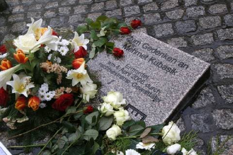 04.04. 2019 Dortmund Am 4. April 2006 wurde der Dortmunder Bürger Mehmet Kubasik von rechtsextremen Gewalttätern in seinem Kiosk an der Mallinckrodtstraße heimtückisch ermordet. Sein Tod jährt sich in dieser Woche zum dreizehnten Mal. Gedenkstein vor dem ehemaligen Kiosk. Hier ist auch der Startpunkt für einen Schweigemarsch zum Mahnmal der Opfer der NSU. Das Denkmal steht vor der Steinwache, in der jetzt die Auslandsgesellschaft ihren Sitz hat. Zur NS-Zeit befand sich hier ein großes GESTAPO-Gefängnis. In Dortmund hat sich ein Bündnis aus 30 Initiativen und Organisationen zusammengetan, um rund um den Tag der Solidarität den Opfern des NSU zu gedenken. *** 04 04 2019 Dortmund On 4 April 2006 the Dortmund citizen Mehmet Kubasik was insidiously murdered by right-wing extremists in his kiosk on Mallinckrodtstrasse His death this