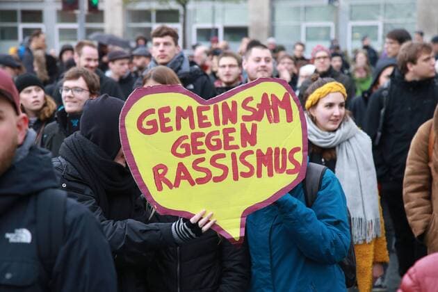 04.04. 2019 Dortmund Am 4. April 2006 wurde der Dortmunder Bürger Mehmet Kubasik von rechtsextremen Gewalttätern in seinem Kiosk an der Mallinckrodtstraße heimtückisch ermordet. Sein Tod jährt sich in dieser Woche zum dreizehnten Mal. Gedenkstein vor dem ehemaligen Kiosk. Hier ist auch der Startpunkt für einen Schweigemarsch zum Mahnmal der Opfer der NSU. Das Denkmal steht vor der Steinwache, in der jetzt die Auslandsgesellschaft ihren Sitz hat. Zur NS-Zeit befand sich hier ein großes GESTAPO-Gefängnis. In Dortmund hat sich ein Bündnis aus 30 Initiativen und Organisationen zusammengetan, um rund um den Tag der Solidarität den Opfern des NSU zu gedenken. *** 04 04 2019 Dortmund On 4 April 2006 the Dortmund citizen Mehmet Kubasik was insidiously murdered by right-wing extremists in his kiosk on Mallinckrodtstrasse His death this