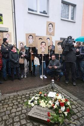 04.04. 2019 Dortmund Am 4. April 2006 wurde der Dortmunder Bürger Mehmet Kubasik von rechtsextremen Gewalttätern in seinem Kiosk an der Mallinckrodtstraße heimtückisch ermordet. Sein Tod jährt sich in dieser Woche zum dreizehnten Mal. Gedenkstein vor dem ehemaligen Kiosk. Hier ist auch der Startpunkt für einen Schweigemarsch zum Mahnmal der Opfer der NSU. Das Denkmal steht vor der Steinwache, in der jetzt die Auslandsgesellschaft ihren Sitz hat. Zur NS-Zeit befand sich hier ein großes GESTAPO-Gefängnis. In Dortmund hat sich ein Bündnis aus 30 Initiativen und Organisationen zusammengetan, um rund um den Tag der Solidarität den Opfern des NSU zu gedenken. *** 04 04 2019 Dortmund On 4 April 2006 the Dortmund citizen Mehmet Kubasik was insidiously murdered by right-wing extremists in his kiosk on Mallinckrodtstrasse His death this
