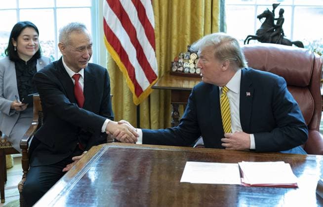 News Bilder des Tages China s Vice-Premier Liu He shakes hands with United States President Donald J. Trump during a meeting in the Oval Office at the White House in Washington, DC on April 4, 2019.  WAX20190404101 ChrisxKleponis