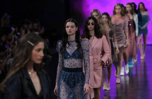 Models present creations by the Mexican brand Pink Magnolia during the Mexico s Fashion Week, in Mexico City, Mexico, on 4 April 2019. Mexico s Fashion Week !ACHTUNG: NUR REDAKTIONELLE NUTZUNG!  Copyright: xMarioxGuzmánx AME6448 20190405-636900283999078813
