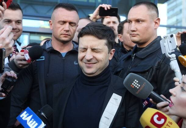 Entertainment Themen der Woche KW14 News Bilder des Tages April 5, 2019 - Kiev, Kiev, Ukraine - Ukrainian presidential candidate Volodymyr Zelensky seen talking to the media during his visit to the medical center for a test..On April 3, 2019 presidential candidate Volodymyr Zelenskiy declared his readiness to go to the debate before the second round of presidential elections with Ukrainian President and presidential candidate Petro Poroshenko, however, he voiced a number of conditions, in particular, the debate should be held at the Olympiyskiy stadium in Kiev, and candidates must pass a test for alcohol and drugs. Ukrainian President Petro Poroshenko agreed to these terms. Kiev Ukraine - ZUMAs197 20190405_zaa_s197_001 Copyright: xPavloxGoncharx