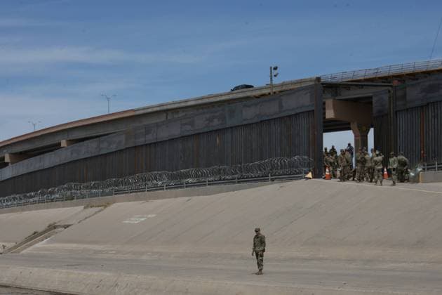 Mexico: Army of USA arrived at the border between Juarez and El Paso Soldiers from the United States, arrived at the border between Juarez and El Paso, Texas, United States, to take care of the frontier border, of the migrants, installed barbed wire near the wall that divides both countries Juarez Chihuahua Mexico  DavidxPeinado