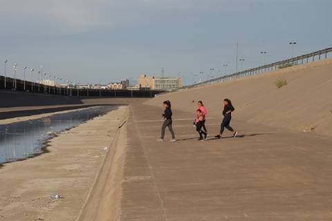 News Bilder des Tages Mexico: Migrants cross the border Three women and a baby of Honduras crossed the border limit between Mexico and the United States to give up to the authorities, to be able to ask for political asylum. jUarez Chihuahua Mexico  DavidxPeinado